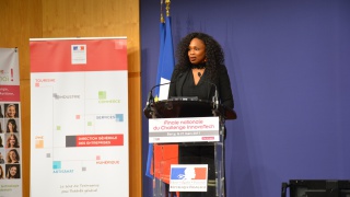 Laura Flessel encourage les équipes finalistes du challenge innovatech 2017 à Bercy