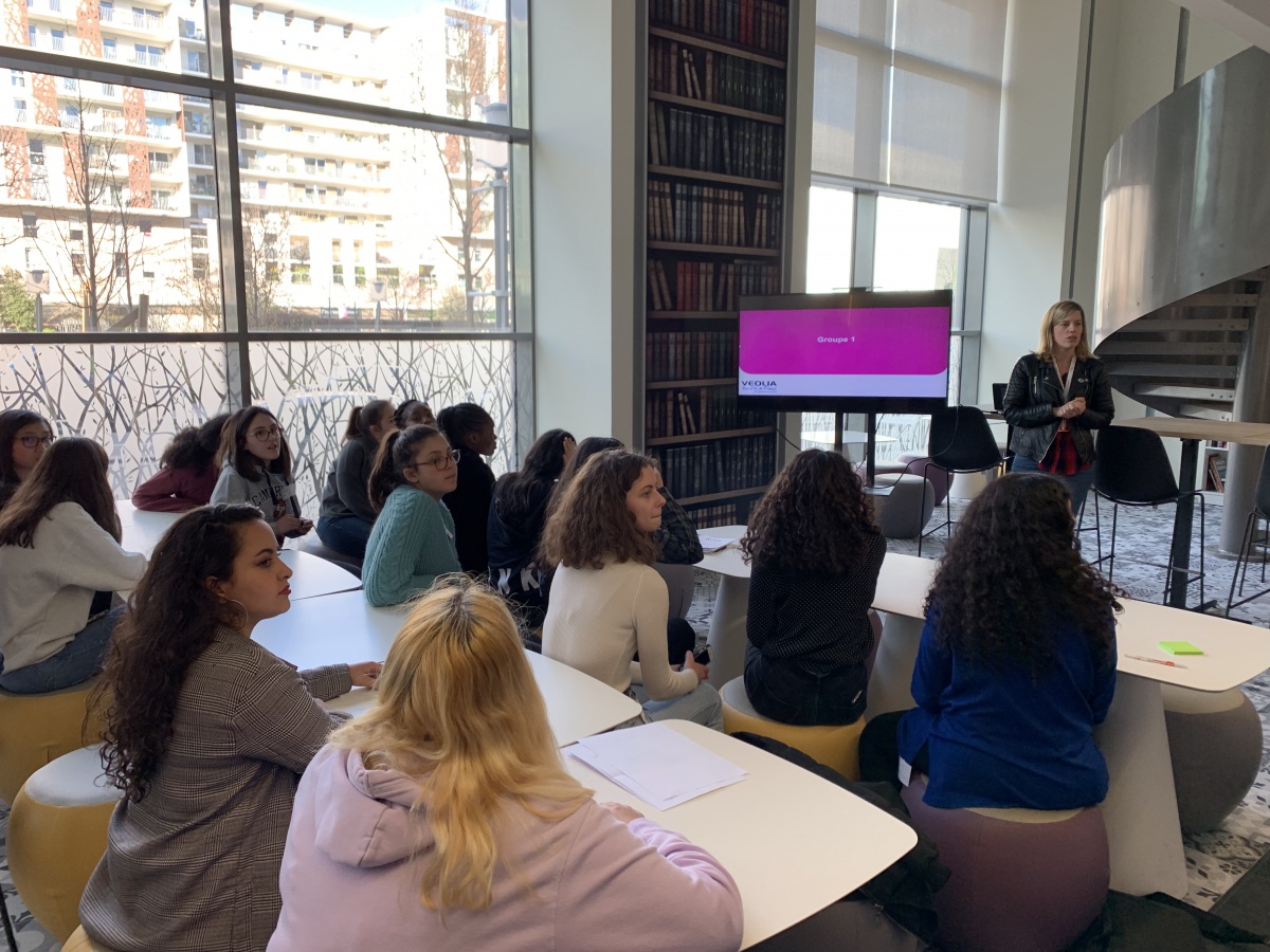Semaine de l'industrie 2019&nbsp;: Visite du ServO de Veolia, Katia, marraine Elles bougent, introduit la journée