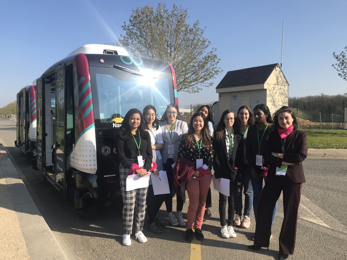 Des étudiantes Elles Bougent devant la navette autonome de Vedecom à Versailles Satory